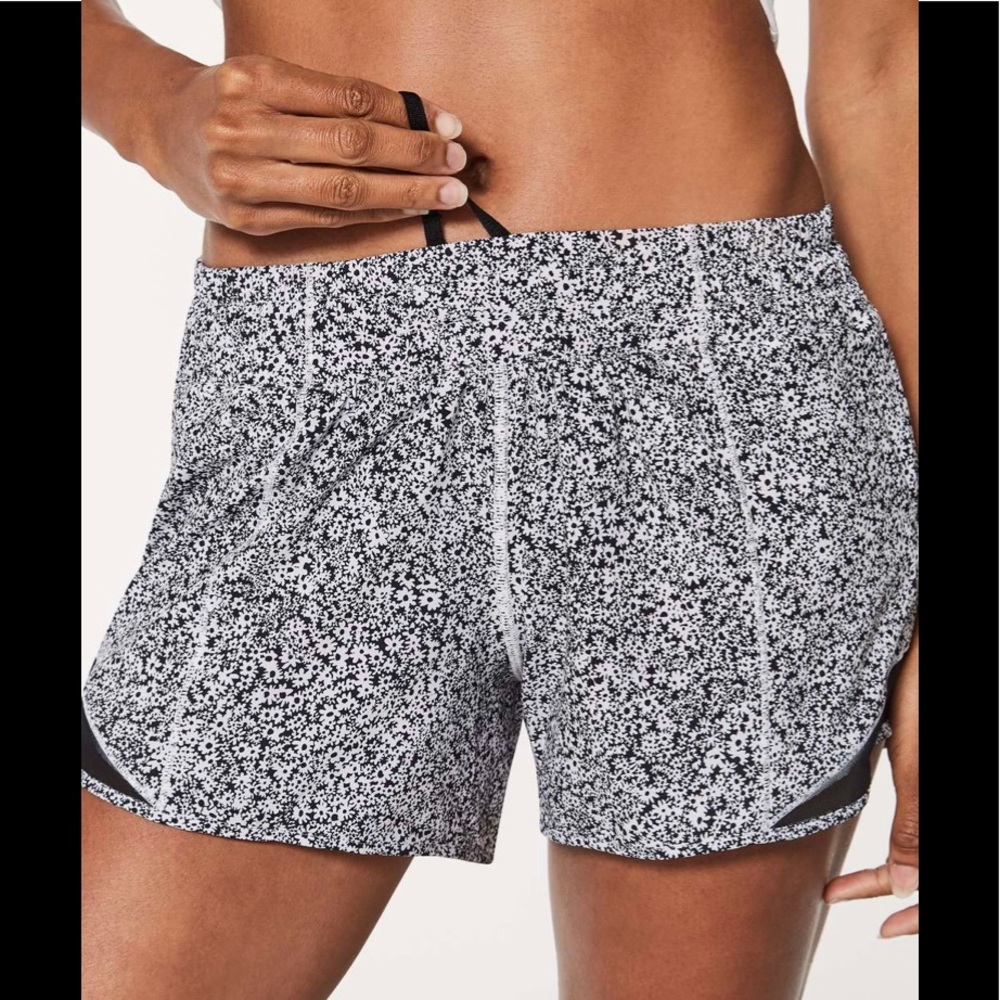 Lululemon Hotty Hot Short II (Long 4") Ditsy Daisy White Black / Black 4 TALL